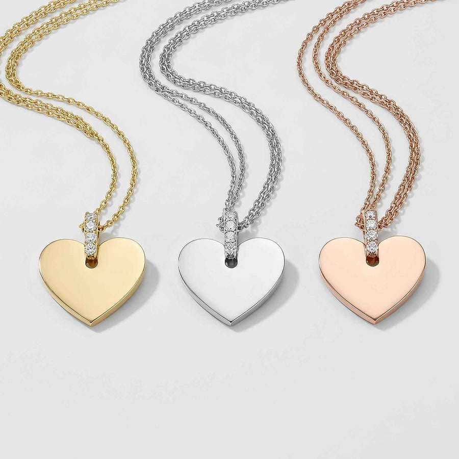 Colgantes de corazón grabado personalizados en oro amarillo, blanco y rosa de 14 quilates, uno junto a otro, primer plano