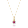 Collier halo rubis rond de synthèse en or jaune 14 carats sur fond blanc