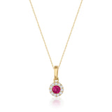 Collier halo rubis rond de synthèse en or jaune 14 carats sur fond blanc