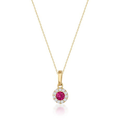 Collier halo rubis rond de synthèse en or jaune 14 carats sur fond blanc