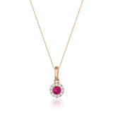 Collier halo rubis rond de synthèse en or rose 14 carats sur fond blanc