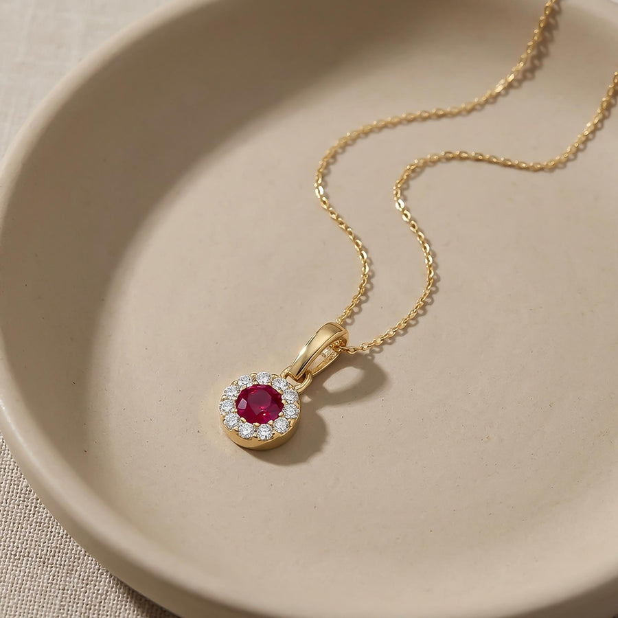 Collier halo rubis rond de synthèse en or jaune 14 carats enroulé dans une coupelle en céramique