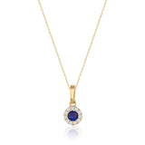 Collier halo saphir rond de synthèse en or jaune 14 carats sur fond blanc