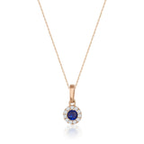 Collier halo saphir rond de synthèse en or rose 14 carats sur fond blanc