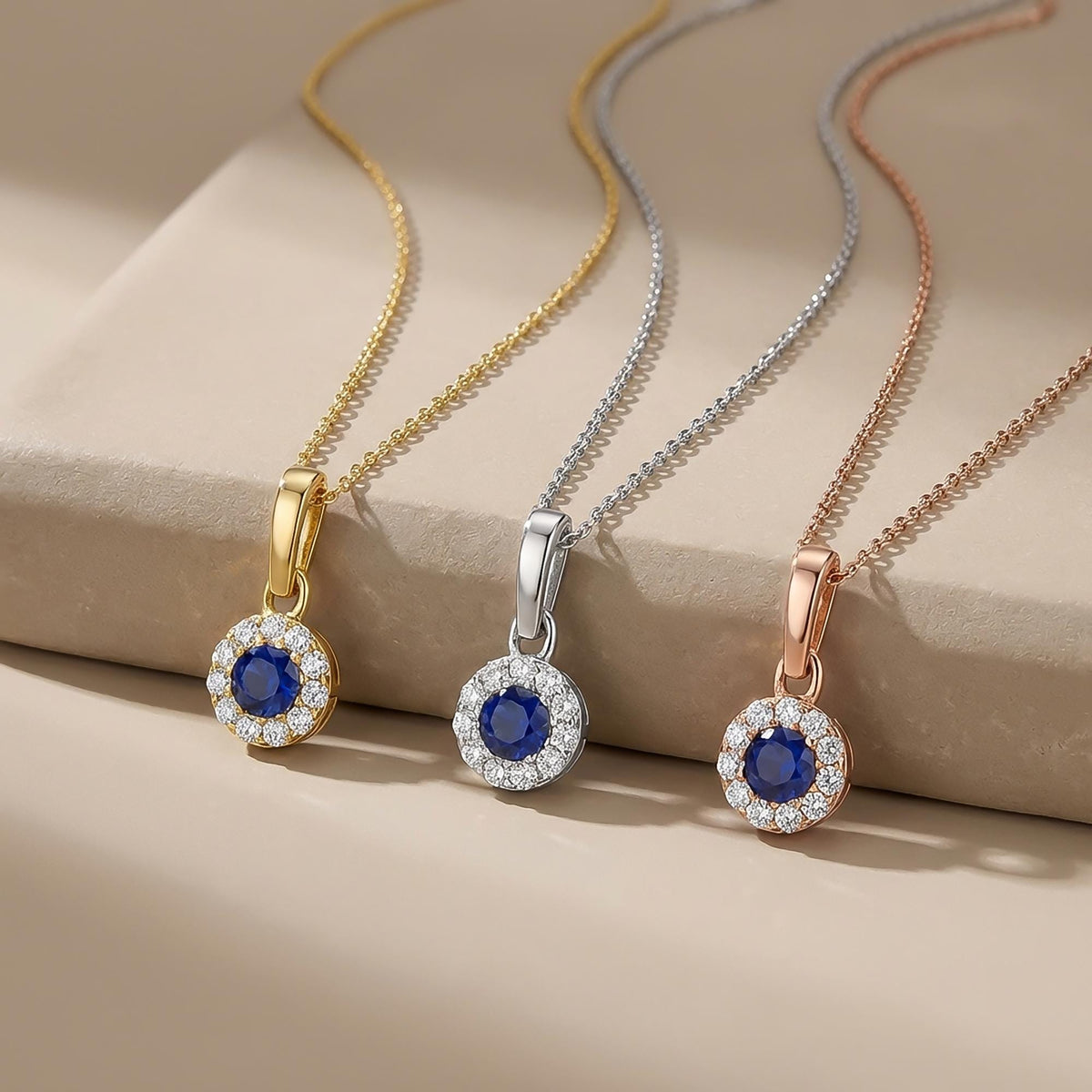 Pendentifs halo saphir rond de synthèse en or jaune, blanc et rose 14 carats sur un rebord en pierre