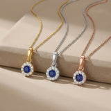 Pendentifs halo saphir rond de synthèse en or jaune, blanc et rose 14 carats sur un rebord en pierre