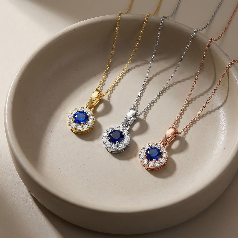 Colliers halo saphir rond de synthèse en or jaune, blanc et rose 14 carats dans une coupelle en pierre