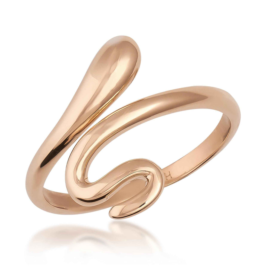 Anillo abierto de serpiente envolvente en oro rosa de 14 quilates, vista en ángulo sobre fondo blanco