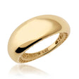 Anillo cúpula ancho en oro amarillo de 14 quilates, vista en ángulo sobre fondo blanco que muestra el interior decorado