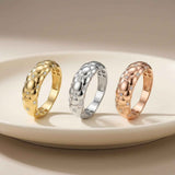 Bubble-Kuppelringe mit Zirkonia aus 585er Gelbgold, Weißgold und Roségold auf einem weißen Teller