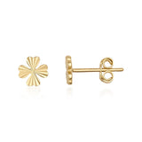 Pendientes de botón de trébol de cuatro hojas diamantados en oro amarillo de 14 quilates, vista frontal y lateral sobre fondo blanco