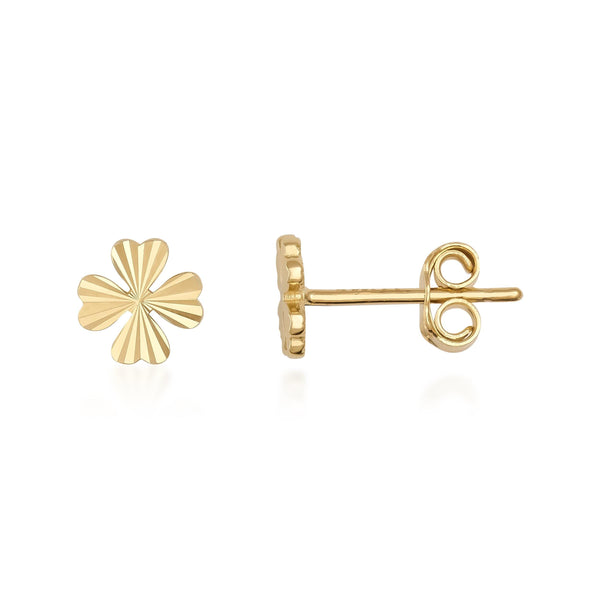 Puces d'oreilles trèfle à quatre feuilles taille diamant en or jaune 14 carats, vue de face et de côté sur fond blanc