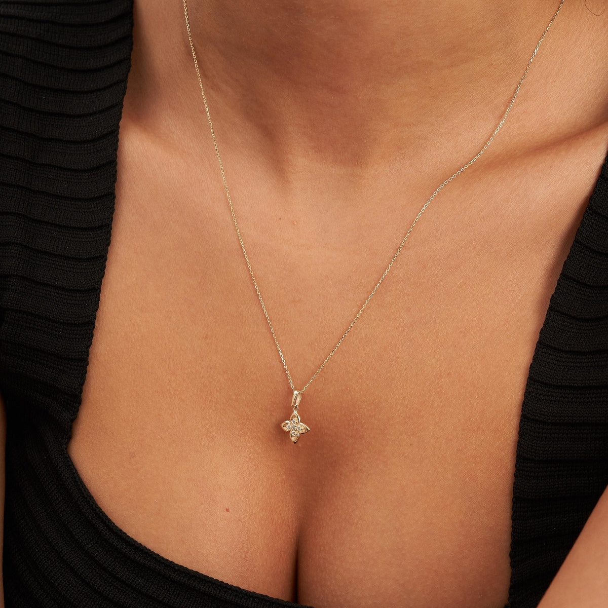 Collier fleur trèfle en or jaune 14 carats à l'encolure, vue recadrée
