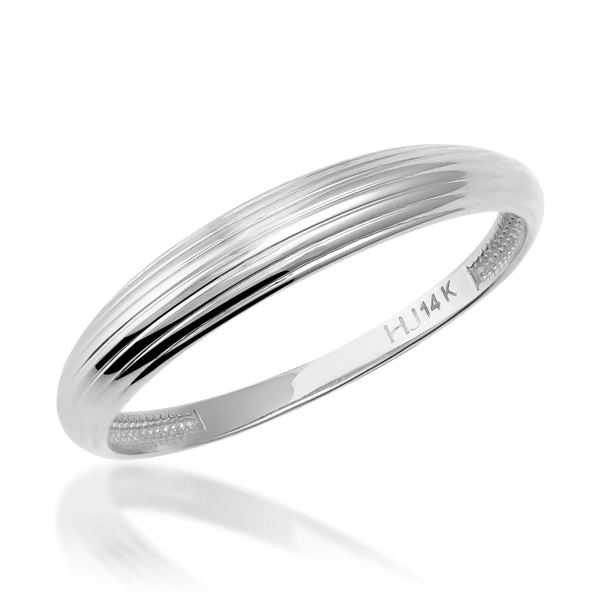 Anillo acanalado en oro blanco de 14 quilates sobre fondo blanco