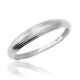 Anillo acanalado en oro blanco de 14 quilates sobre fondo blanco