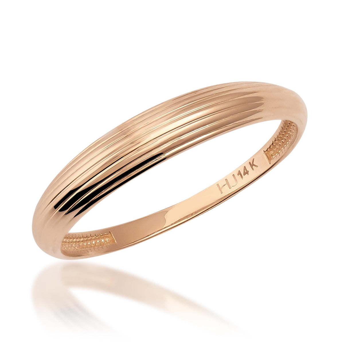 Anillo acanalado en oro rosa de 14 quilates sobre fondo blanco