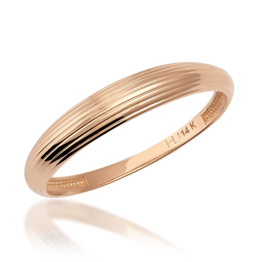 Anillo acanalado en oro rosa de 14 quilates sobre fondo blanco