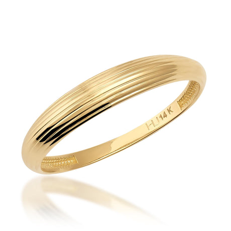 Anillo acanalado en oro amarillo de 14 quilates sobre fondo blanco