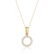 Collar con colgante círculo halo con circonitas en oro amarillo de 14 quilates sobre fondo blanco
