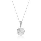 Collar de disco de sol radiante diamantado en oro blanco de 14 quilates sobre fondo blanco