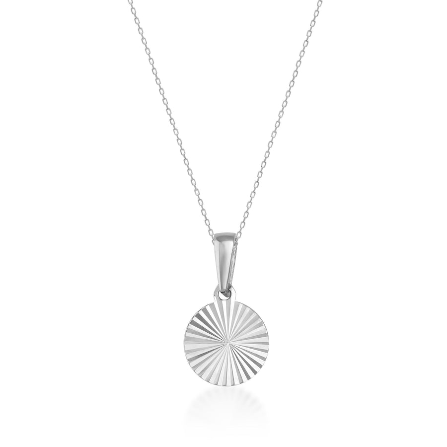 Collar de disco de sol radiante diamantado en oro blanco de 14 quilates sobre fondo blanco
