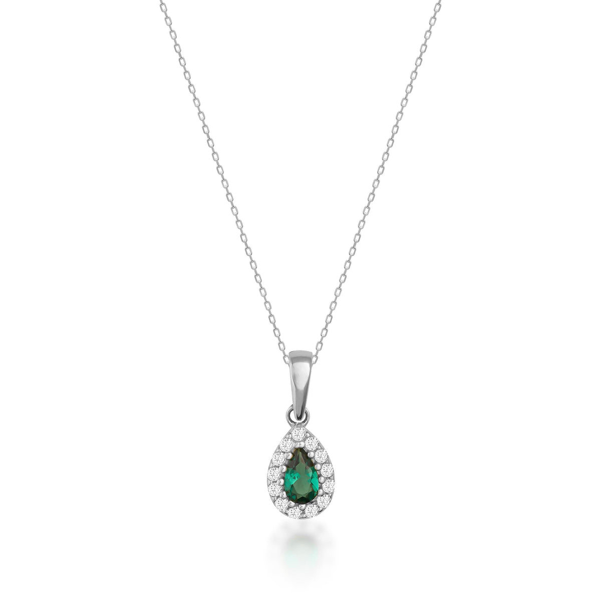 Collana halo in oro bianco 14kt con smeraldo taglio pera creato in laboratorio su sfondo bianco