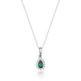 Collana halo in oro bianco 14kt con smeraldo taglio pera creato in laboratorio su sfondo bianco