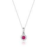 Collier halo rubis rond de synthèse en or blanc 14 carats sur fond blanc