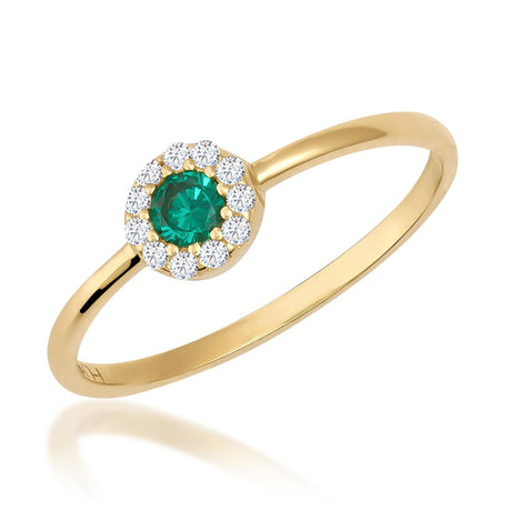 Bague halo émeraude de synthèse en or jaune 14 carats avec halo d'oxyde de zirconium sur fond blanc