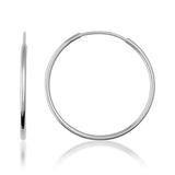 Orecchini a cerchio endless in oro bianco 14kt, vista laterale e frontale su sfondo bianco