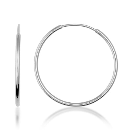 Créoles sans fin en or blanc 14 carats, vue de côté et de face sur fond blanc