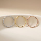 Orecchini a cerchio endless in oro bianco, giallo e rosa 14kt su un piattino di ceramica