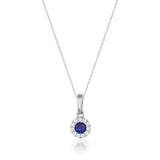 Collier halo saphir rond de synthèse en or blanc 14 carats sur fond blanc