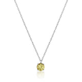 Collar solitario de citrino en oro blanco de 14 quilates sobre fondo blanco