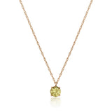 Collar solitario de citrino en oro rosa de 14 quilates sobre fondo blanco