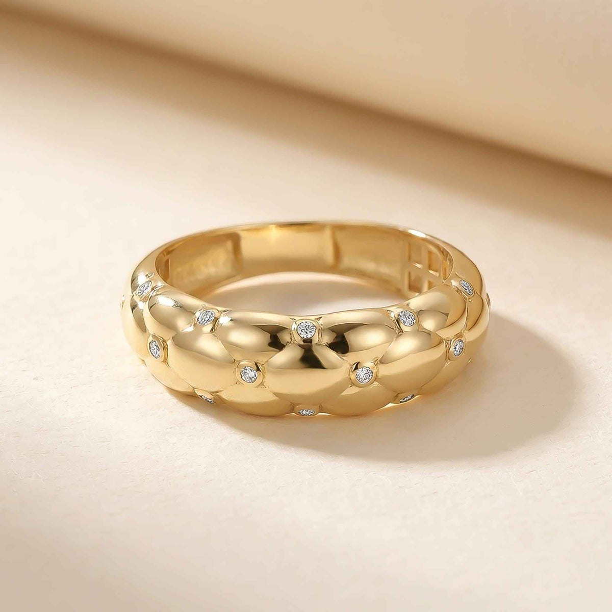 Bubble-Kuppelring mit Zirkonia aus 585er Gelbgold auf cremefarbenem Stoff