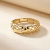 Bubble-Kuppelring mit Zirkonia aus 585er Gelbgold auf cremefarbenem Stoff