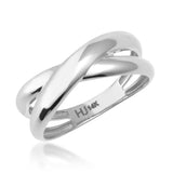 Anillo entrecruzado en oro blanco de 14 quilates sobre fondo blanco