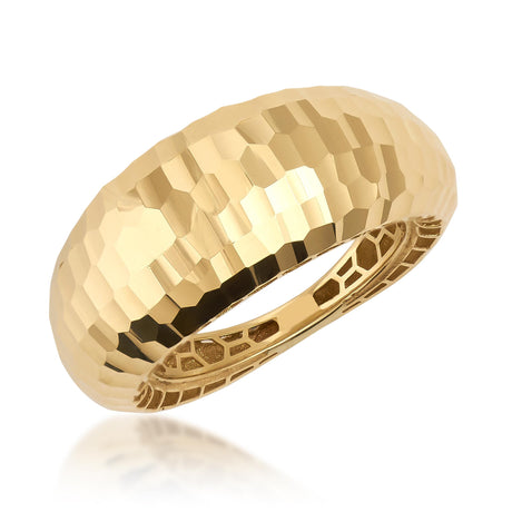 Anillo cúpula diamantado en oro amarillo de 14 quilates sobre fondo blanco