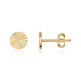 Sonnenstrahl-Plättchen-Ohrstecker aus 585er Gelbgold, Vorder- und Seitenansicht auf Weiß