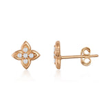 Puces d'oreilles fleur à quatre feuilles en oxydes de zirconium, or rose 14 carats, vue de face et de côté sur fond blanc