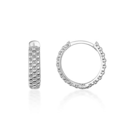 Créoles pointillées en or blanc 14 carats, vue de côté et de face sur fond blanc