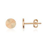 Sonnenstrahl-Plättchen-Ohrstecker aus 585er Roségold, Vorder- und Seitenansicht auf Weiß