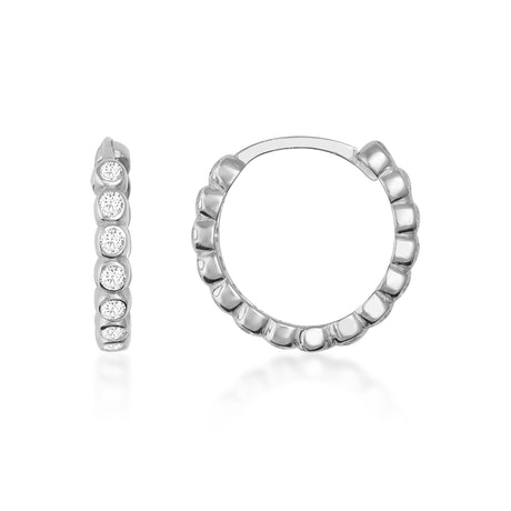 Créoles à oxydes de zirconium en serti clos en or blanc 14 carats, vue de côté et de face sur fond blanc