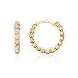 Créoles à oxydes de zirconium en serti clos en or jaune 14 carats, vue de côté et de face sur fond blanc