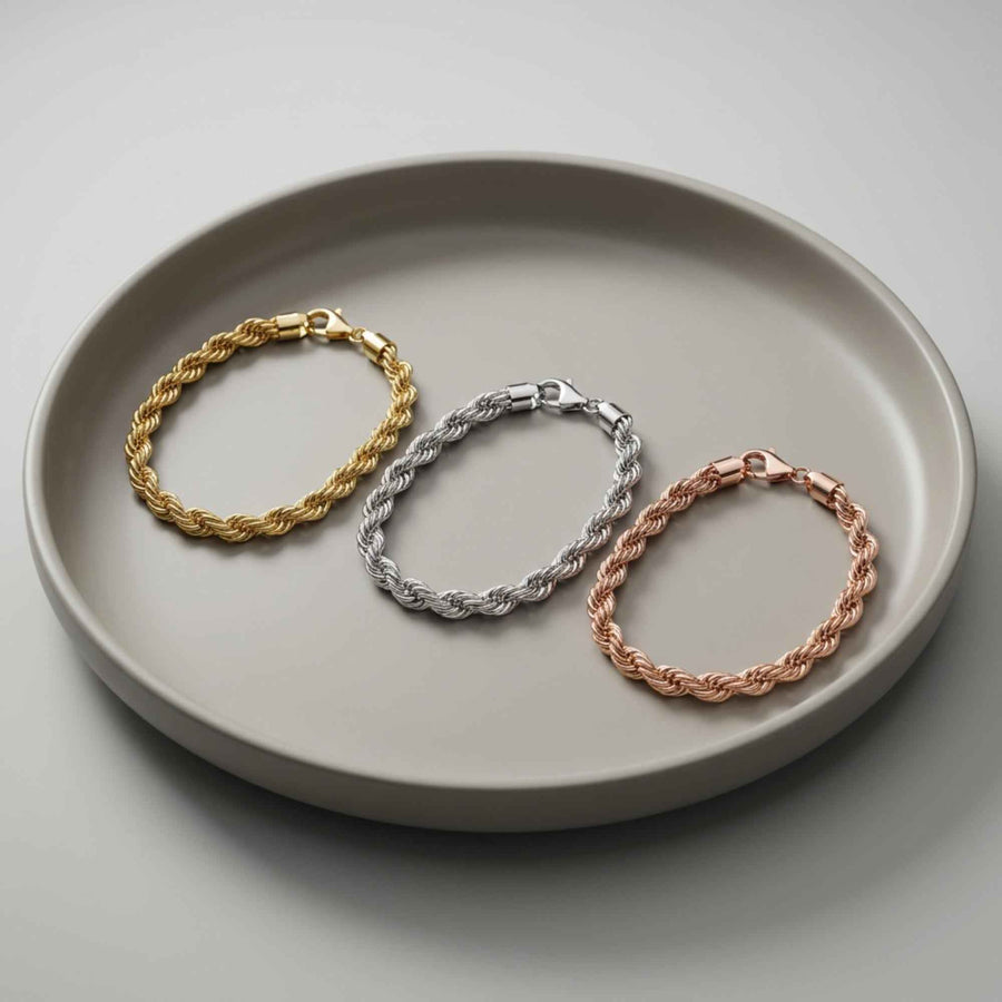 Bracciali a corda in oro giallo, bianco e rosa 14kt in un piattino di ceramica
