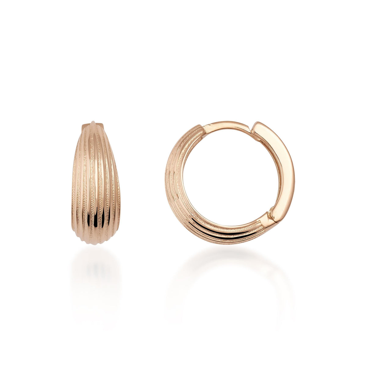 Geriffelte Creolen aus 585er Roségold, Seiten- und Vorderansicht auf Weiß