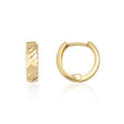 Pendientes huggie texturizados en oro amarillo de 14 quilates, vista lateral y frontal sobre fondo blanco